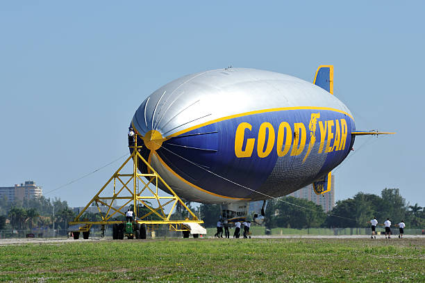 goodyear ballon dirigeable est être emmenés à la mode - goodyear blimp photos et images de collection