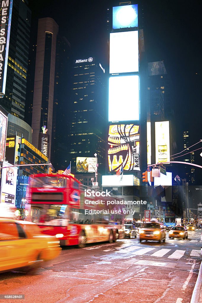 Ruchu na Times Square nocą - Zbiór zdjęć royalty-free (Autobus)