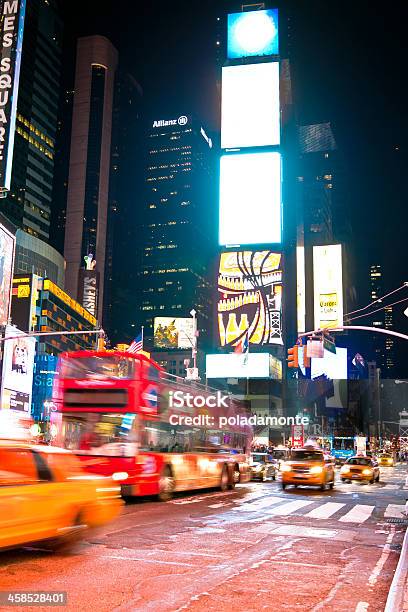 Ruchu Na Times Square Nocą - zdjęcia stockowe i więcej obrazów Autobus - Autobus, Fotografika, Kierunki podróży