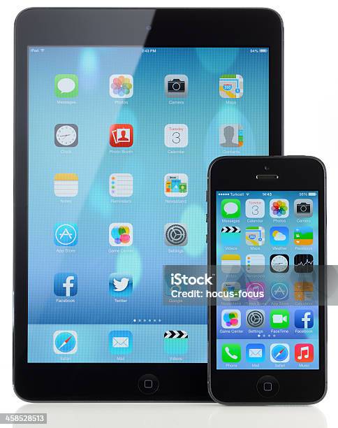 Новый Ios 7 Экран На Ipad Mini И Iphone 5 — стоковые фотографии и другие картинки Apple Computers - Apple Computers, Brand Name Online Messaging Platform, GAFAM