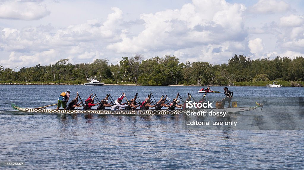 in Gara del Dragon Boat - Foto stock royalty-free di Gara sportiva