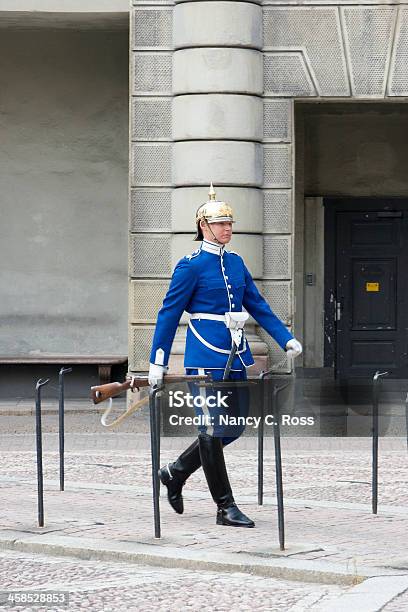 Photo libre de droit de La Relève De La Garde Le Palais Royal Stockholm Suède banque d'images et plus d'images libres de droit de Adulte