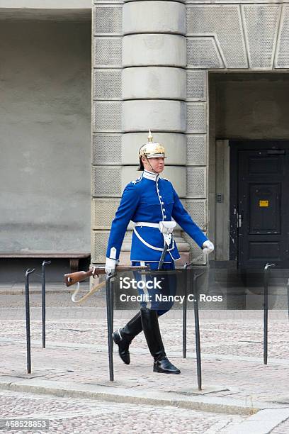 Foto de Troca Da Guarda Palácio Real Estocolmo Suécia e mais fotos de stock de Adulto - Adulto, Artigo de vestuário para cabeça, Azul