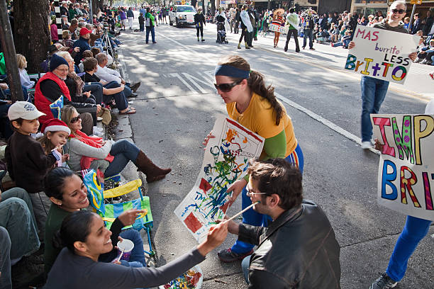 слишком много экспозиции для художник romero britto сатира - old timers parade стоковые фото и изображения