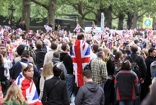 casamento real 2011, em londres, inglaterra - nobility wedding crowd british flag - fotografias e filmes do acervo