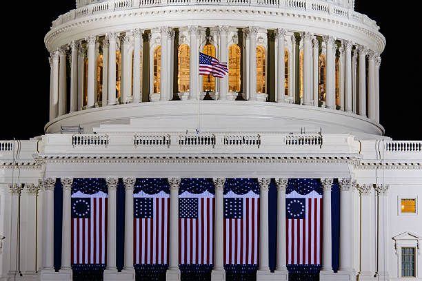 united states capitol con bandiere americane drappeggiata tra le colonne - inauguration into office washington dc barack obama capitol building foto e immagini stock