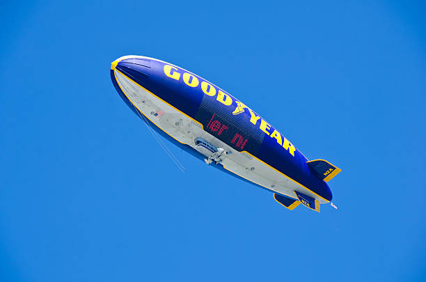 goodyear ballon dirigeable - goodyear blimp photos et images de collection