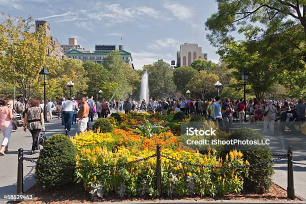 Washington Square Park In New York City Stockfoto und mehr Bilder von Beengt - Beengt, Blume, Blumenbeet