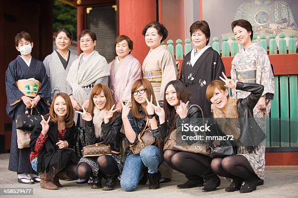 Двух Поколений Женщин Японской — стоковые фотографии и другие картинки 40-49 лет - 40-49 лет, Культура Японии, Ликовать