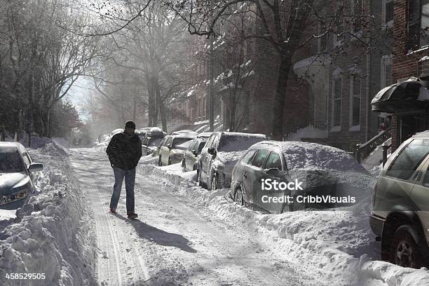 Brooklyn Nova Iorque Residente Caminha Para Casa Depois Pesados Snowstorm De Inverno - Fotografias de stock e mais imagens de Andar