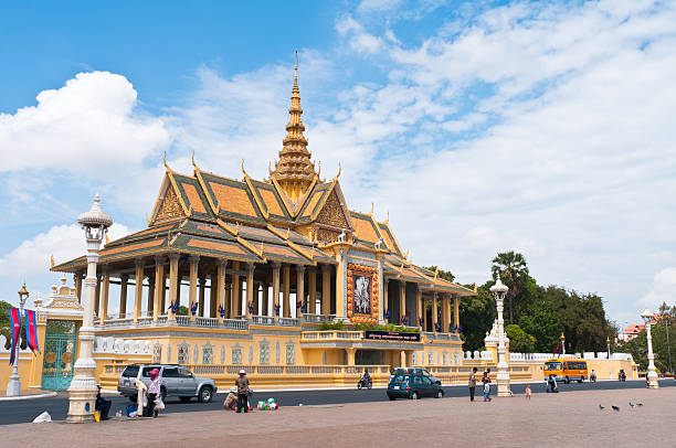 il palazzo reale e la pagoda d'argento a phnom penh, cambogia - stupa royal stupa local landmark national landmark foto e immagini stock