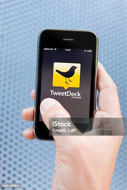 Collegamento A Tweetdeck Con Un Iphone - Fotografie stock e altre immagini di Adulto - Adulto, Apple Computers, Attrezzatura informatica