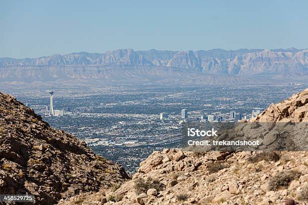 Las Vegas Editorial Vista Sulle Montagne - Fotografie stock e altre immagini di Ambientazione esterna - Ambientazione esterna, Catena montuosa di Spring, Centro della città