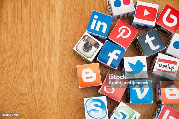 Социальные Медиа Кубики На Деревянном Фоне — стоковые фотографии и другие картинки Маркетинг - Маркетинг, Цифровой экран, Технология