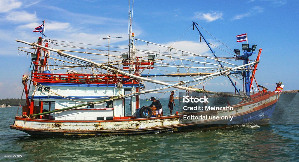 Os pescadores preparar o barco de pesca do dia - Foto de stock de Antigo royalty-free