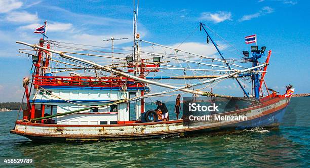 Foto de Os Pescadores Preparar O Barco De Pesca Do Dia e mais fotos de stock de Antigo - Antigo, Azul, Baía