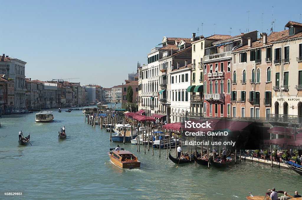 Vista del puente de Rialto en Venecia Italia de Grand Canal - Foto de stock de Arquitectura exterior libre de derechos