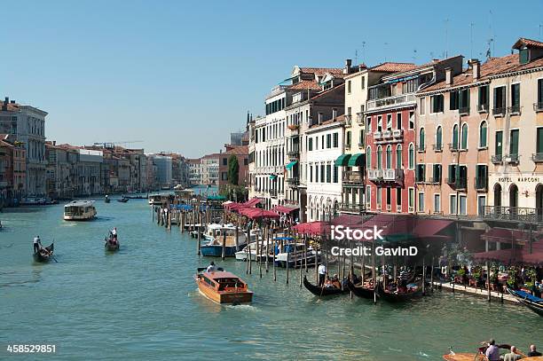 Вид На Мост Риальто На Грандканал Венеции В Италии — стоковые фотографии и другие картинки Берег реки