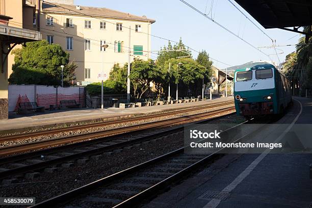 Rapallo Stazione Ferroviaria In Liguria Italia - Fotografie stock e altre immagini di Ambientazione esterna - Ambientazione esterna, Architettura, Binario di stazione ferroviaria