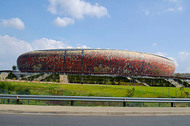 das national stadium liegt außerhalb von soweto in johannesburg.  - - soccer city stock-fotos und bilder