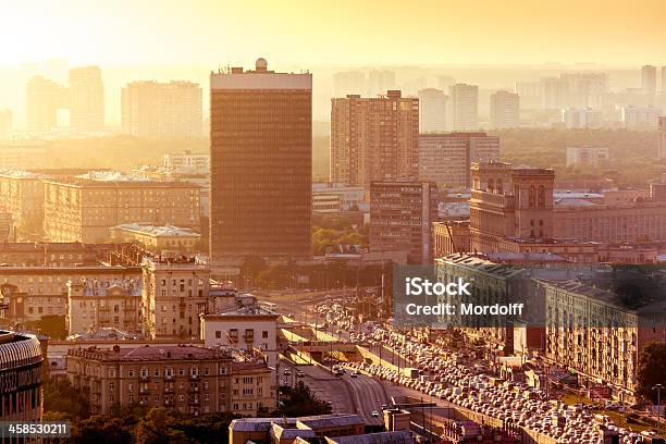 モスクワの夕暮れの街並み - イルミネーションのストックフォトや画像を多数ご用意 - イルミネーション, オフィスビル, シルエット