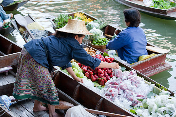 плавучий рынок-таил�анд - damnoen saduak floating market asia asian ethnicity asian culture стоковые фото и изображения