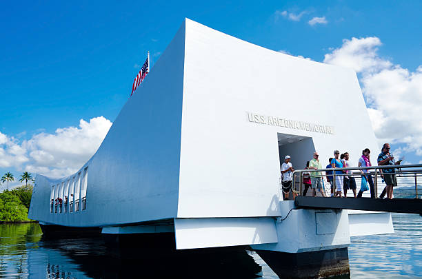 uss arizona memorial in pearl harbor - mahnmal uss arizona stock-fotos und bilder