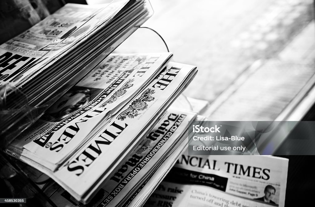 Stos Newspapers.Black i biały - Zbiór zdjęć royalty-free (Gazeta)