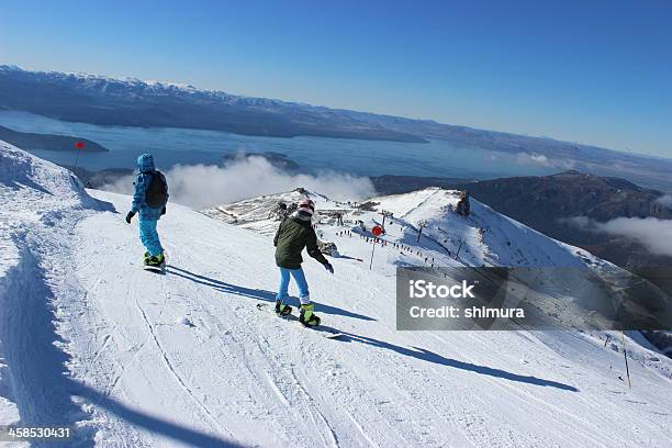 Duas Pessoas Esqui Com Gutierrez Lago Em Fundopatagônia - Fotografias de stock e mais imagens de Bariloche