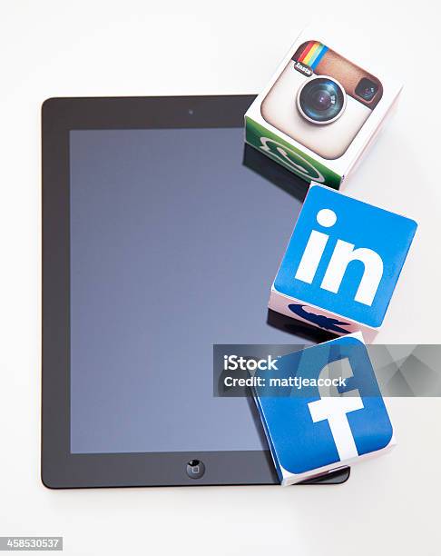 Foto de Ipad Com Ícones De Mídia Social e mais fotos de stock de LinkedIn - LinkedIn, Logotipo, Marketing