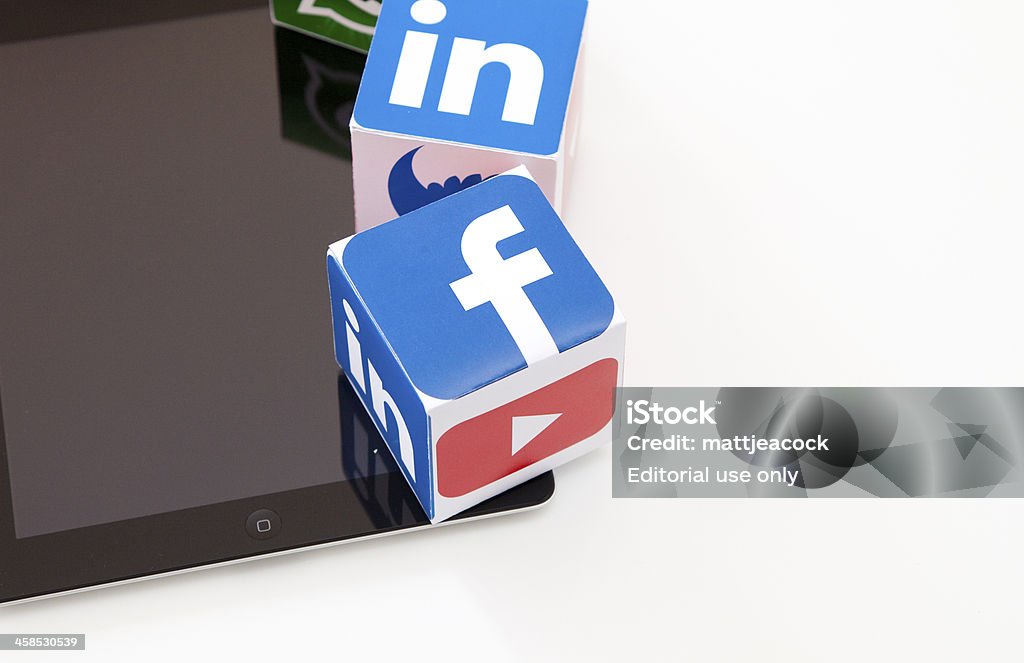 Ipad con iconos de redes sociales - Foto de stock de Arreglar libre de derechos