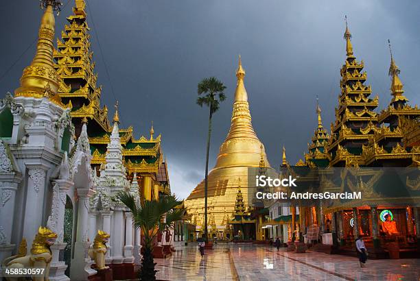 Pagode De Shwedagon Yangon - Fotografias de stock e mais imagens de Anoitecer - Anoitecer, Buda, Budismo