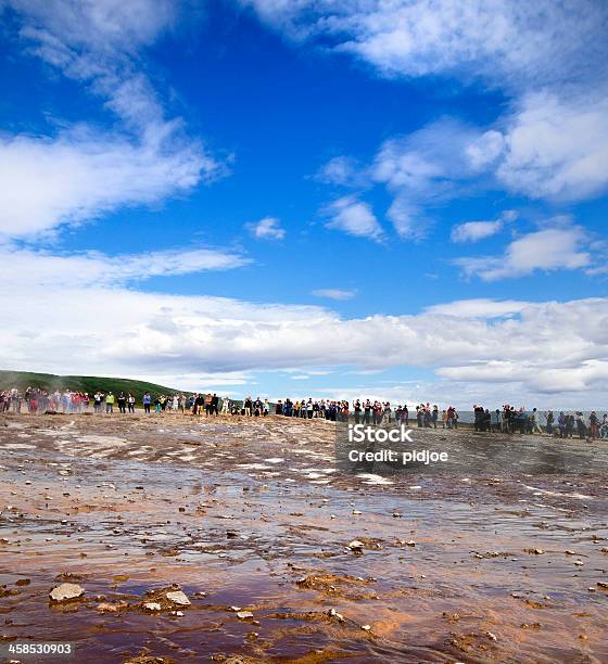 Photo libre de droit de Touristes Attendent Éruption De Geyser Strokkur Sur Lislande banque d'images et plus d'images libres de droit de Admirer le paysage