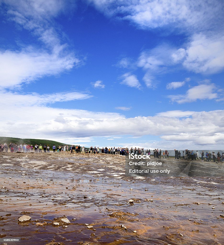 Туристы ждать вспышки Strokkur Гейзер в Исландии - Стоковые фото Большая группа людей роялти-фри