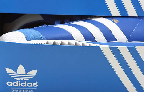 abdomen doble pegatina Adidas Shoes In Store Window Stock Photo - Download Image Now - Adidas,  Industry, Asia - iStock