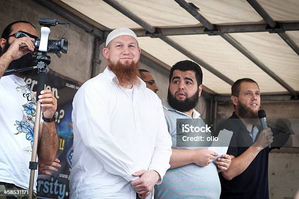 Salafist Islamischer Friedenskongress Frankfurt — стоковые фотографии и другие картинки Ислам - Ислам, Проповедник, Взрослый