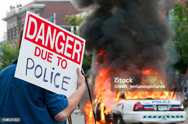 Protester Ирония — стоковые фотографии и другие картинки Гореть - Гореть, Полицейская машина, G8