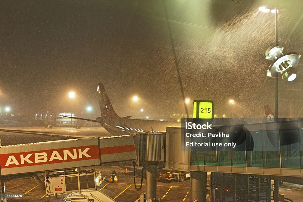 Snowing no Aeroporto de Ataturk, em Istambul, Turquia - Foto de stock de Aeroporto royalty-free