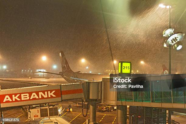 Снегопад На Аэропорт Ataturk Стамбул Турция — стоковые фотографии и другие картинки Архитектура - Архитектура, Асфальт, Аэропорт