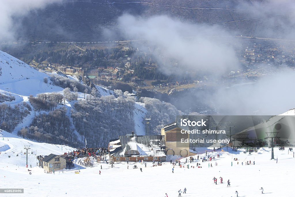 Estación de esquí en CERRO CATEDRAL en las nubes - Foto de stock de Agua libre de derechos