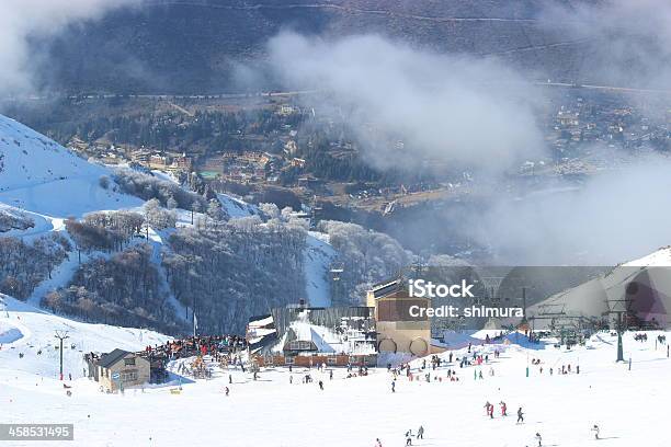 Estación De Esquí En Cerro Catedral En Las Nubes Foto de stock y más banco de imágenes de Agua - Agua, Aire libre, Argentina