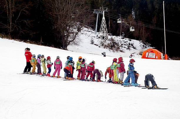маленький лыжница участников - bonascre стоковые фото и изображения