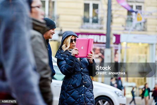 Kobieta Fotografowanie Z Ipada Na Paris Street - zdjęcia stockowe i więcej obrazów Ludzie - Ludzie, Patrzeć, Przenośne urządzenie elektroniczne