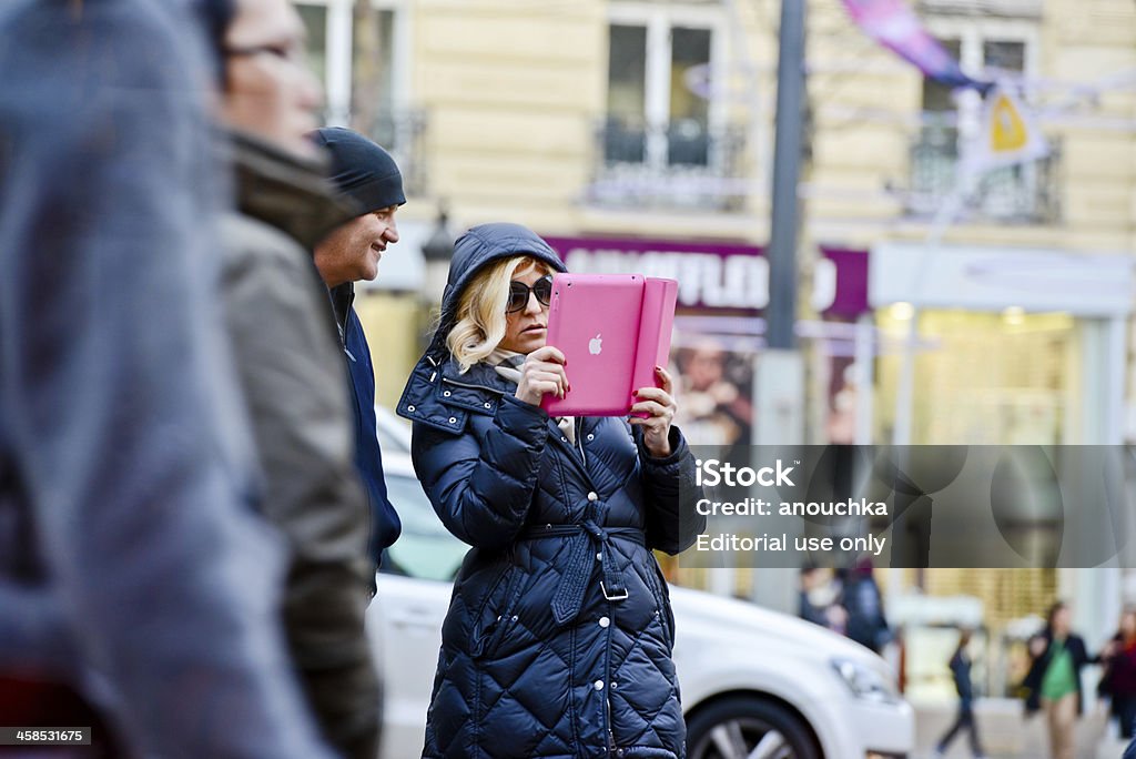 Mulher em Paris fotografar com iPad rua - Foto de stock de Dispositivo de informação portátil royalty-free