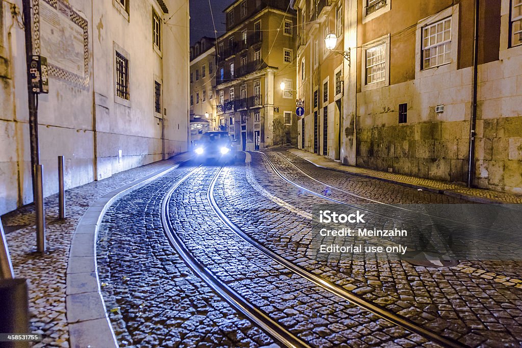 Carriles de tranvía en la parte antigua de Lisboa por la noche - Foto de stock de Adoquinado libre de derechos