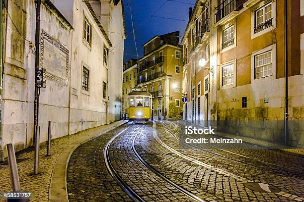 Tramwaju Szyny W Zabytkowej Części Lizbony Przez Noc - zdjęcia stockowe i więcej obrazów Alfama