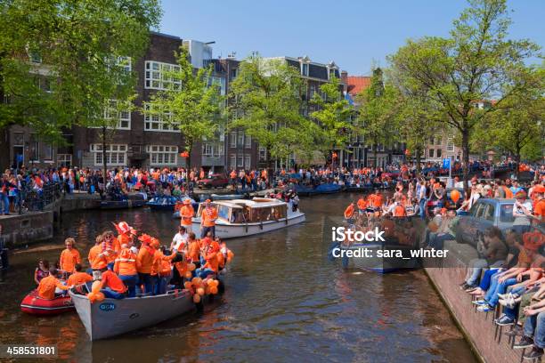 クイーンズデーのセレブレーションズでアムステルダムの運河プリンセン運河 - オランダ 王の日のストックフォトや画像を多数ご用意 - オランダ 王の日, オランダ, お祝い