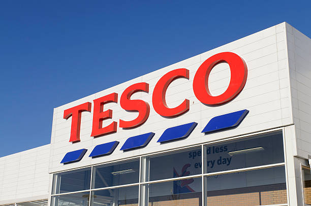 tesco supermarket shopfront - front or back yard ornamental garden watering can flower zdjęcia i obrazy z banku zdjęć