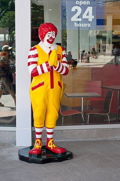 ronald mcdonald performing l'accueil wai thaïlandais - bangkok mcdonalds fast food restaurant asia photos et images de collection