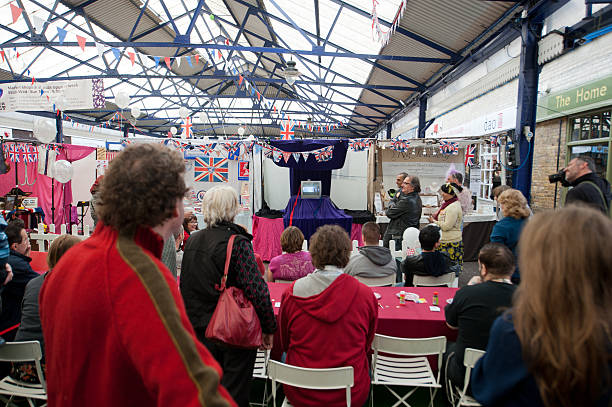 espectadores ver la boda real en el televisor - nobility crowd wedding british flag fotografías e imágenes de stock